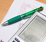 calculadora, lapiz y papeles